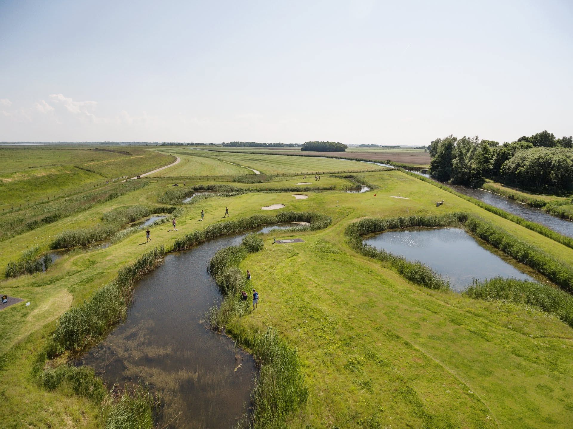 Luchtfoto van Esonstad en het Friese landschap